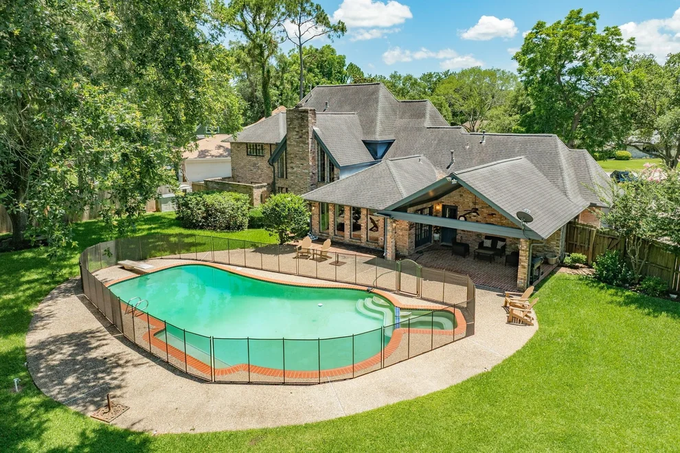 Unit for sale at 110 Sequoia, Lake Jackson, TX 77566