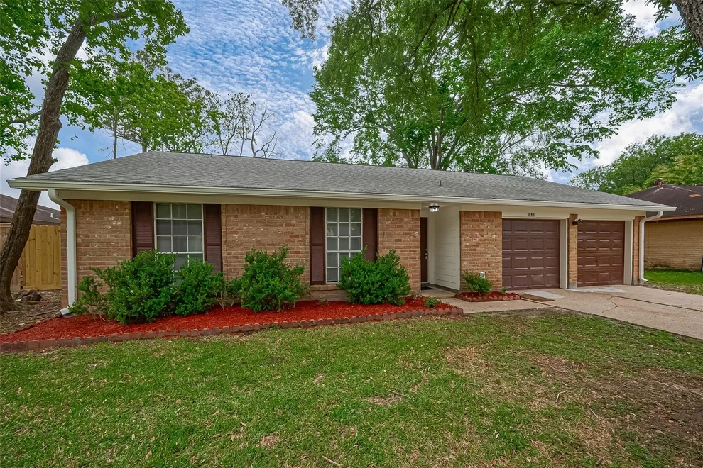 Unit for sale at 1612 Sleepy Hollow Drive, Pearland, TX 77581