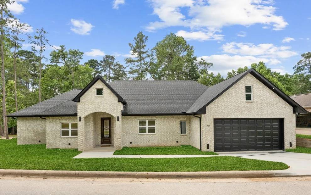 Unit for sale at 1920 Foxbriar Drive, Huntsville, TX 77340