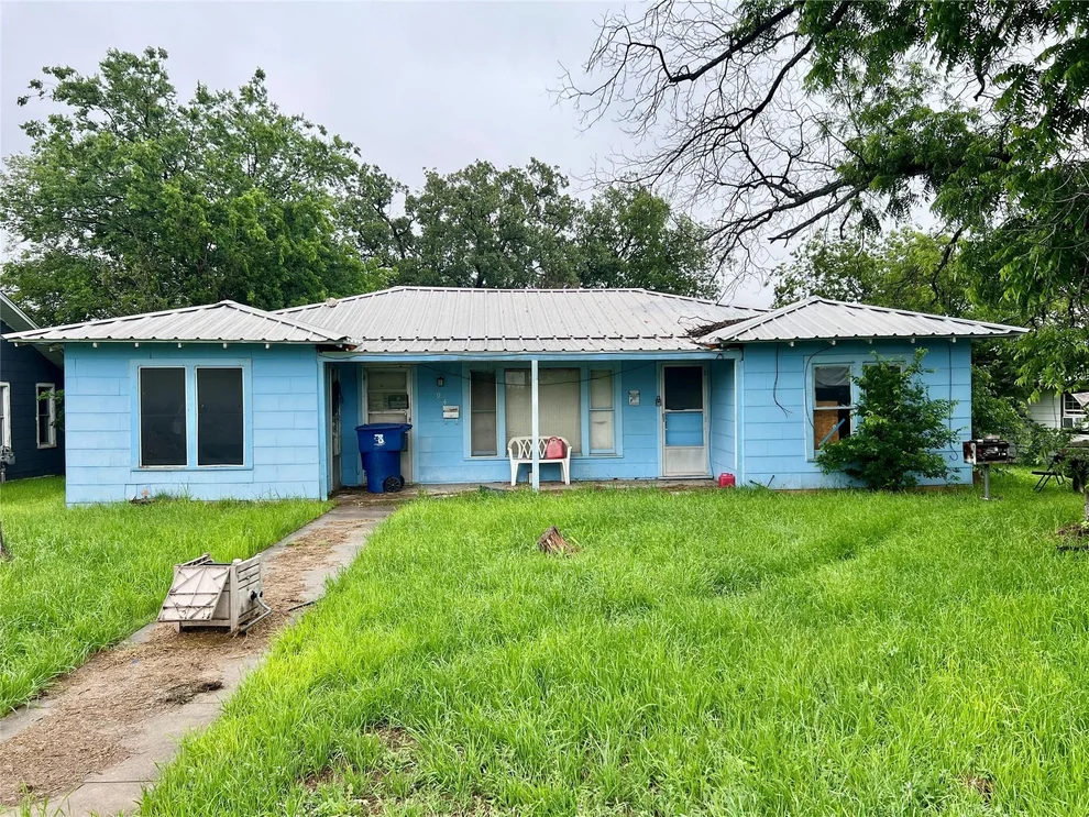 Unit for sale at 904 7th Street, brownwood, TX 76801