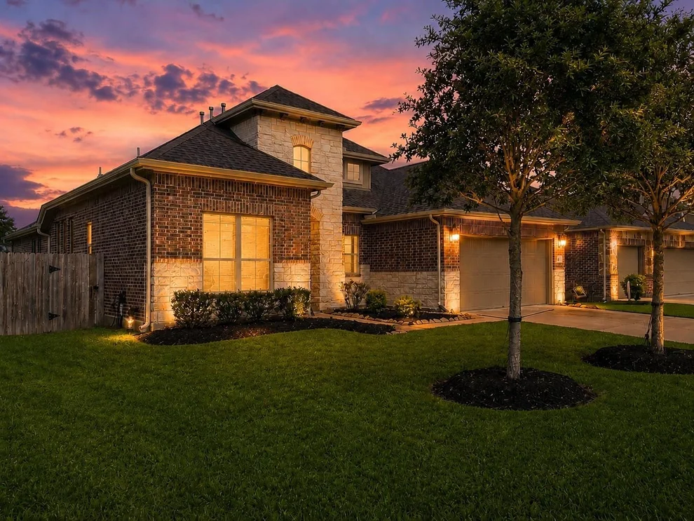 Unit for sale at 320 Woodway Drive, League City, TX 77573