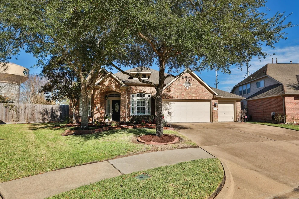 Unit for sale at 852 Shoal Pointe Lane, League City, TX 77573