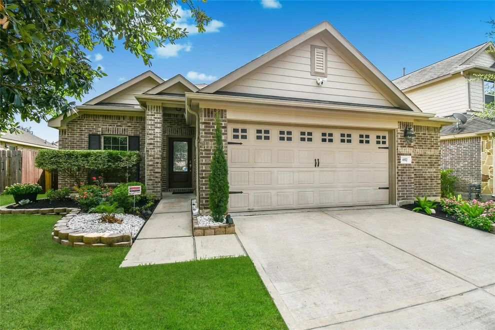 Unit for sale at 652 Maple Point Drive E, Conroe, TX 77301