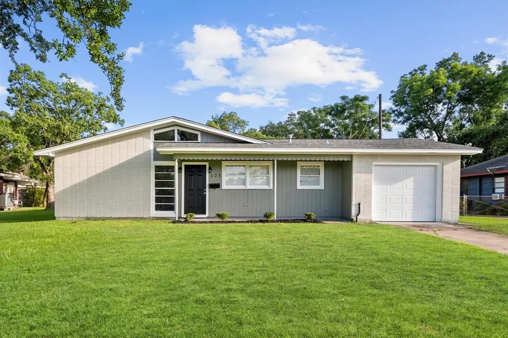 Unit for sale at 223 24th Avenue N, Texas City, TX 77590