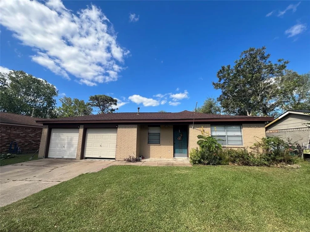 Unit for sale at 520 W Mimosa Street, Angleton, TX 77515