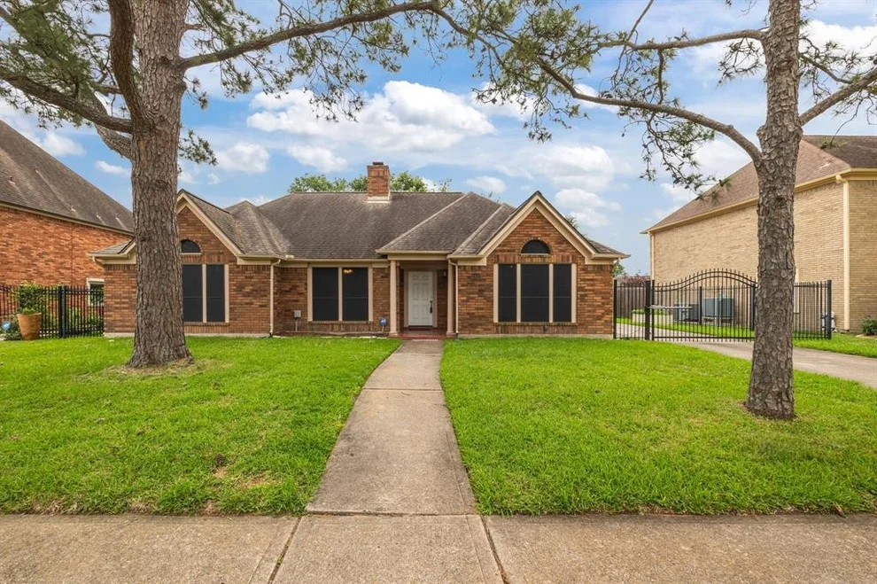Unit for sale at 2412 Londonderry Drive, Pearland, TX 77581