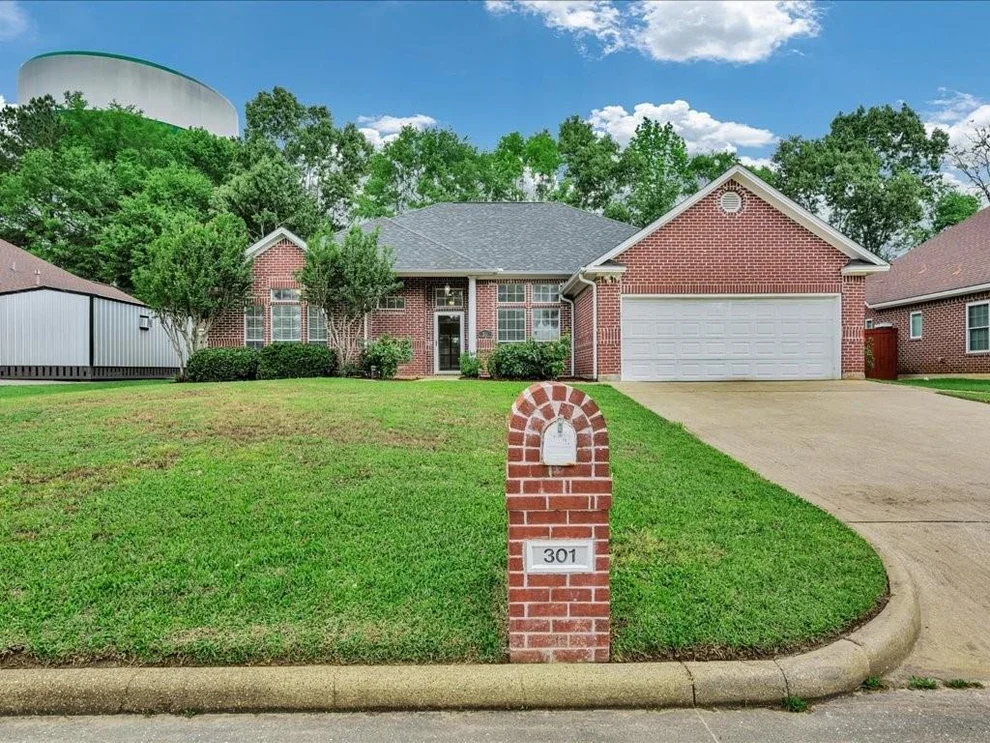 Unit for sale at 301 Whitehouse Oaks Street, Lufkin, TX 75901