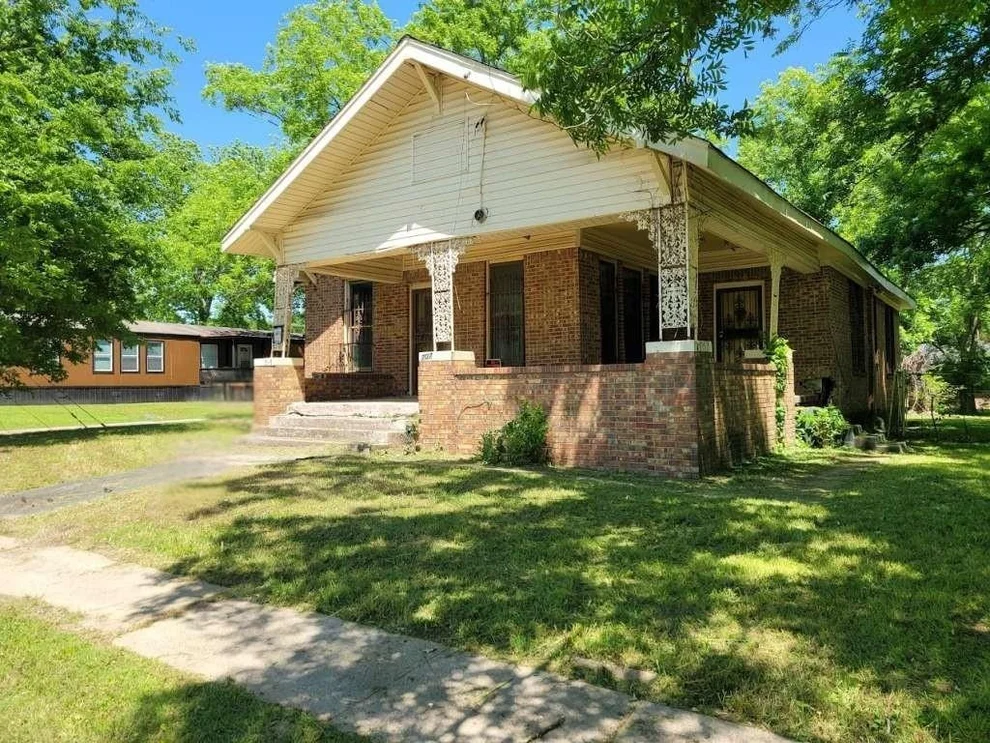 Unit for sale at 707 W Houston Street, Clarksville, TX 75426