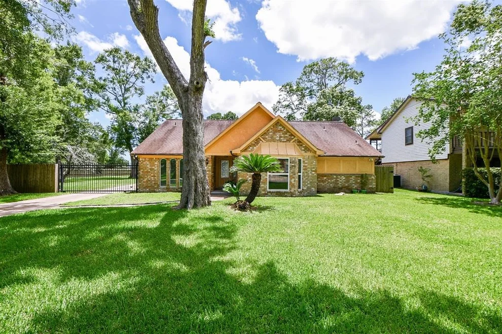 Unit for sale at 112 Saint Cloud Drive, Friendswood, TX 77546