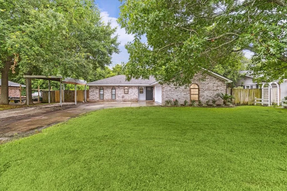 Unit for sale at 604 Julie Lane, Highlands, TX 77562