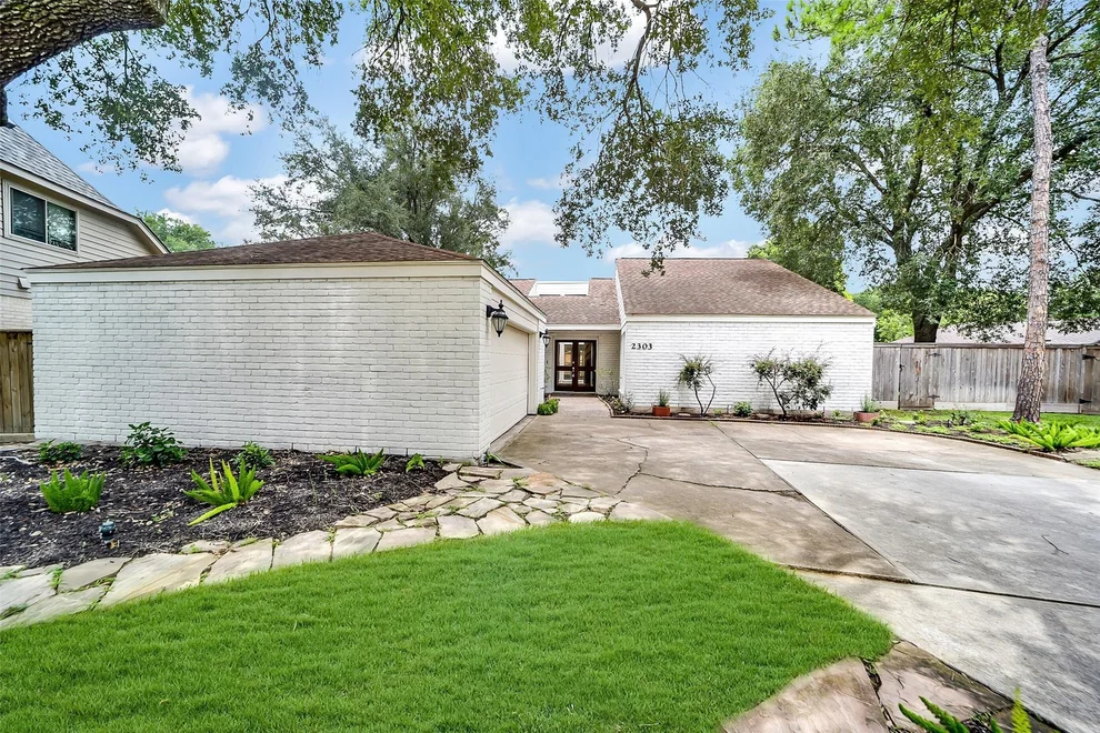 Unit for sale at 2303 Willow Lake Drive, Houston, TX 77077