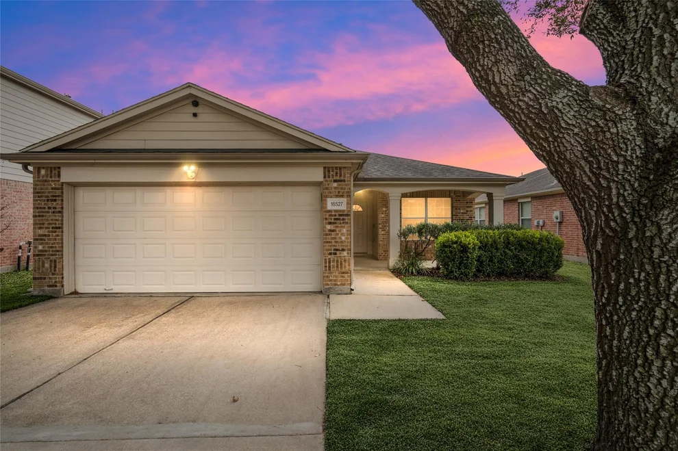 Unit for sale at 16527 Aberdeen Green Drive, Houston, TX 77095