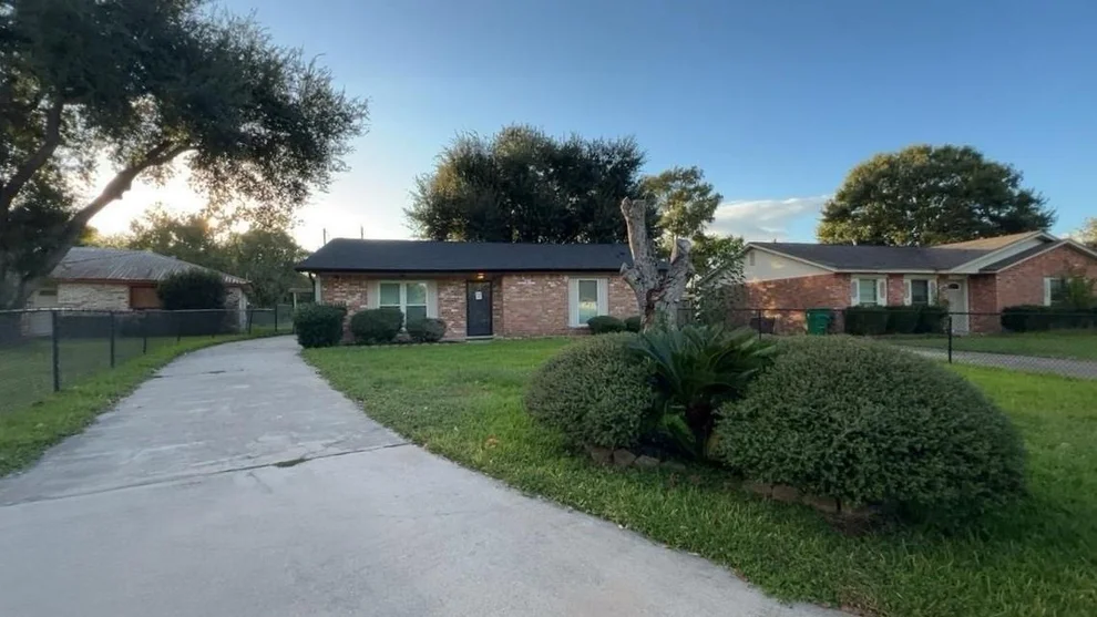 Unit for sale at 1226 Valley Drive, Angleton, TX 77515