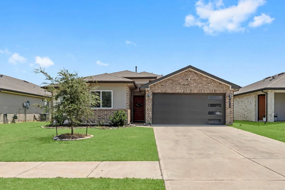 Unit for sale at 8015 Milam Lane, Rosharon, TX 77583