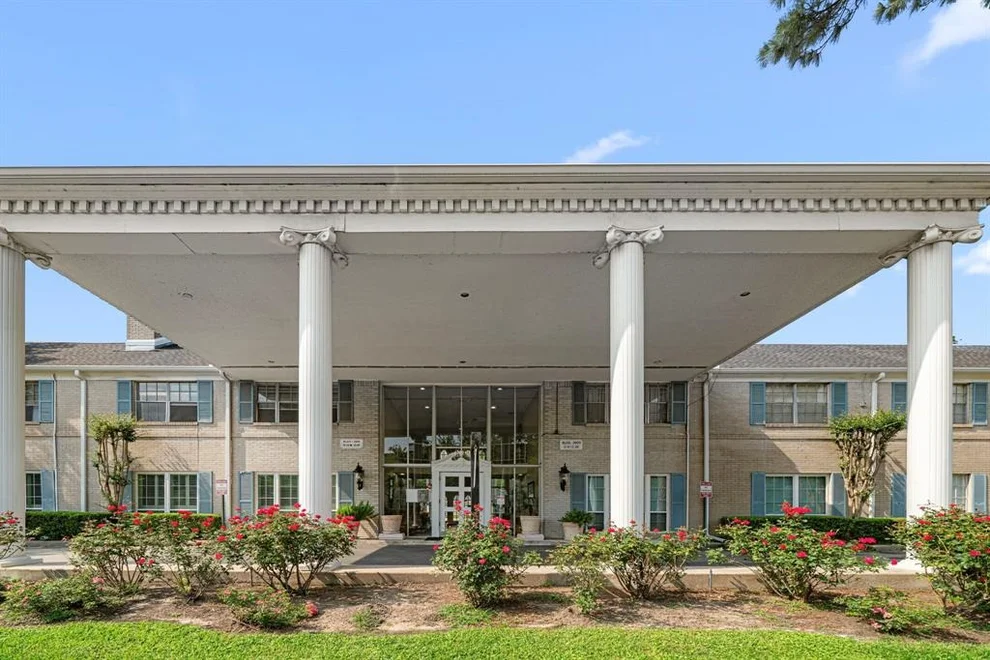 Unit for sale at 2600 Bellefontaine, Houston, TX 77025