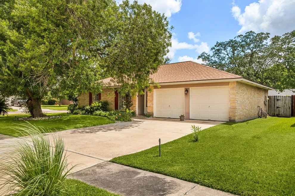 Unit for sale at 302 Forest Hills Drive, League City, TX 77573