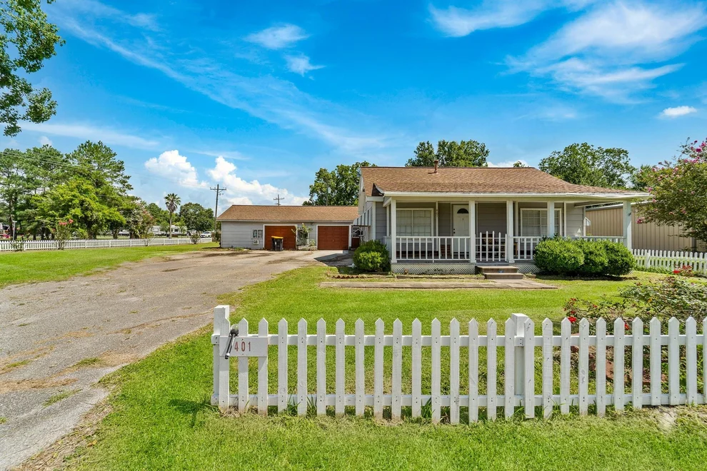 Unit for sale at 401 Lee Avenue, Anahuac, TX 77514