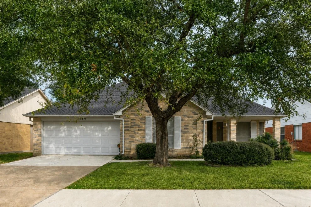 Unit for sale at 2819 S Peach Hollow Circle, Pearland, TX 77584