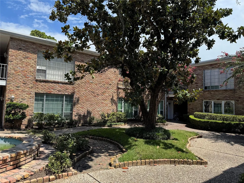 Unit for sale at 2121 Fountain View Drive, Houston, TX 77057