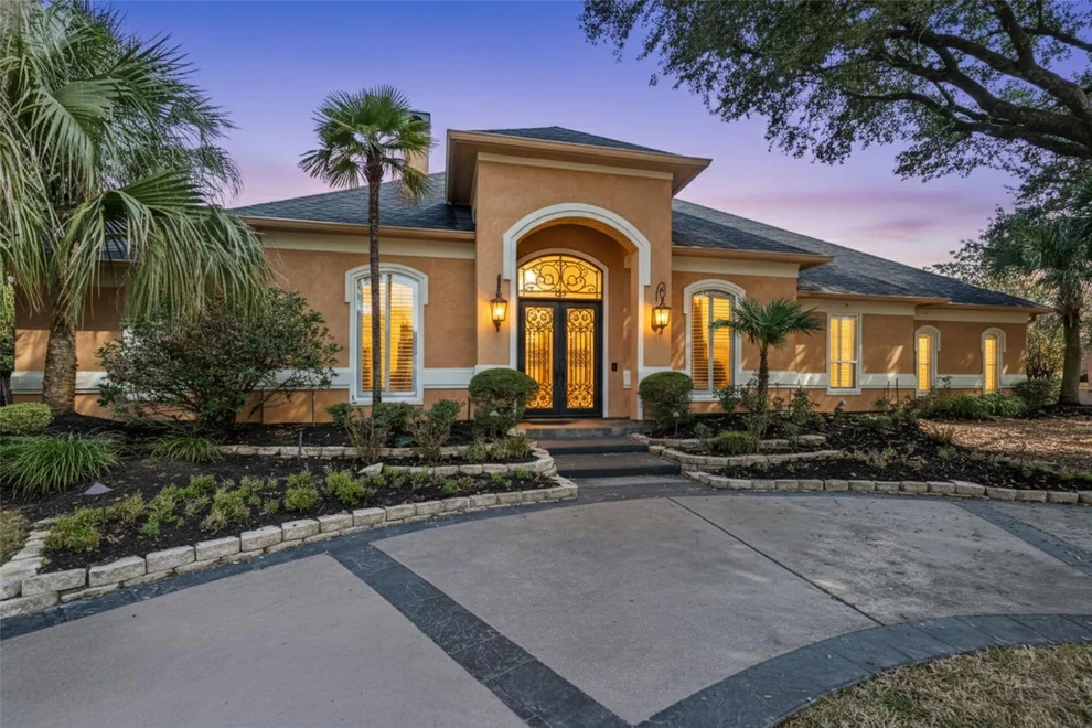 Unit for sale at 35 Bentwater Bay Circle, Montgomery, TX 77356
