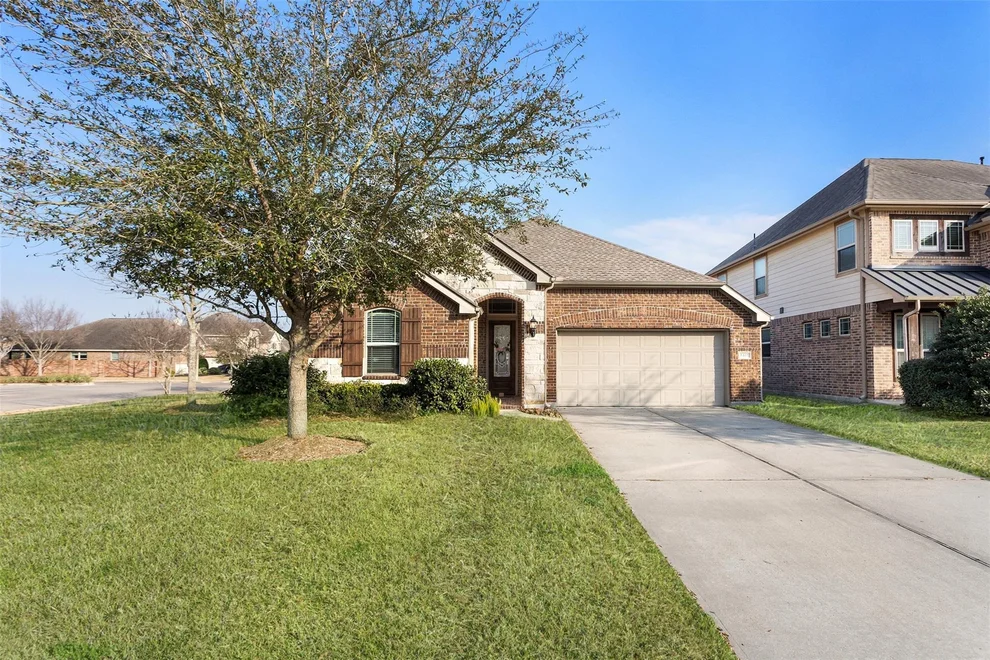Unit for sale at 1411 Nacogdoches Valley Drive, League City, TX 77573