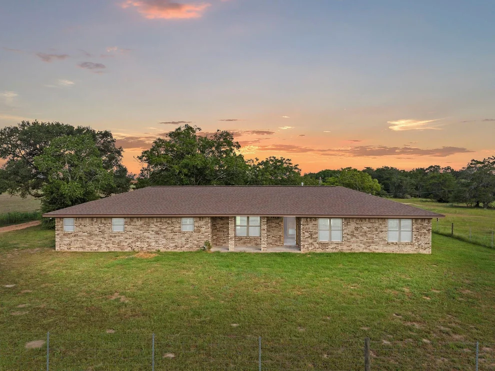 Unit for sale at 5012 Fm 2314, Hallettsville, TX 77964