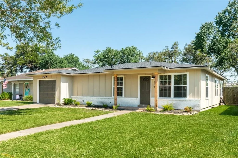 Unit for sale at 104 Forest Oaks Lane, Lake Jackson, TX 77566