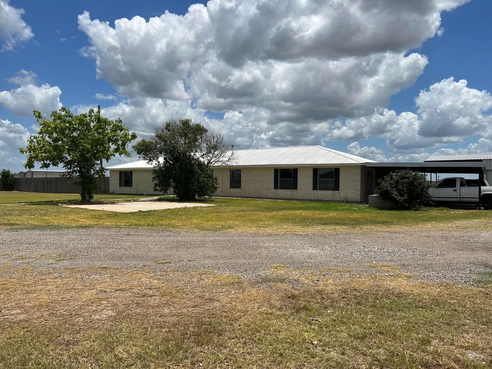 Unit for sale at 918 Fairway Drive, Navasota, TX 77868