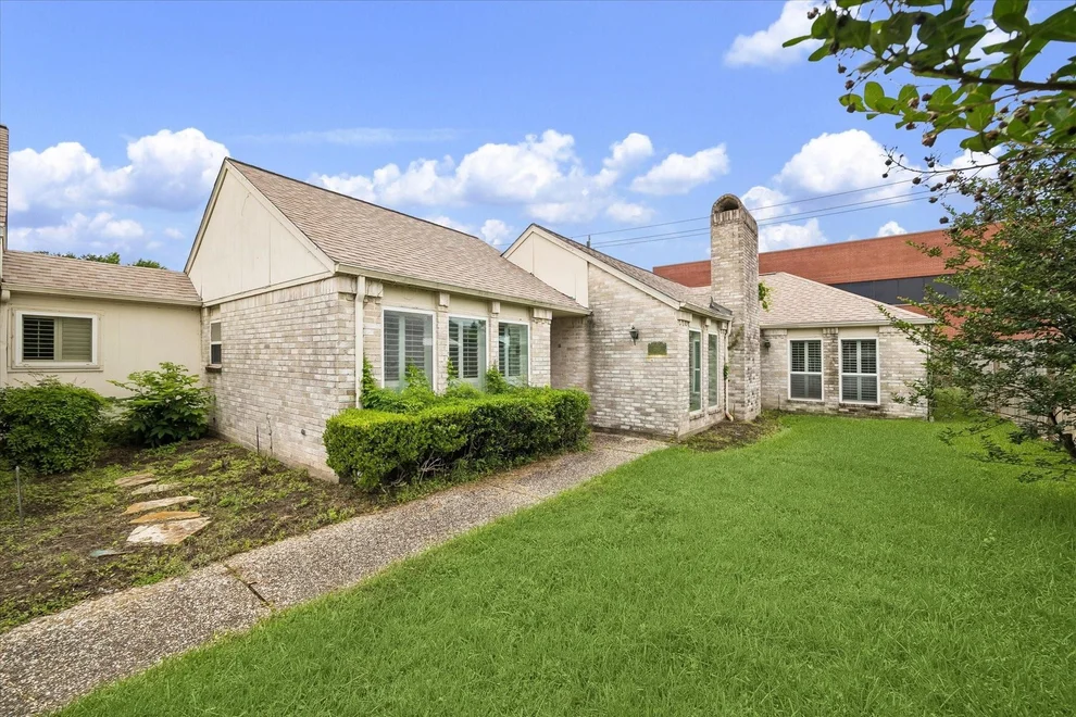 Unit for sale at 2915 Country Club Boulevard, Sugar Land, TX 77478