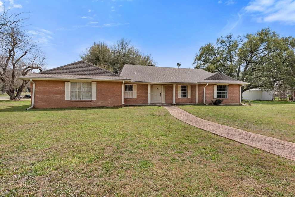 Unit for sale at 608 E Barton Street, Calvert, TX 77837
