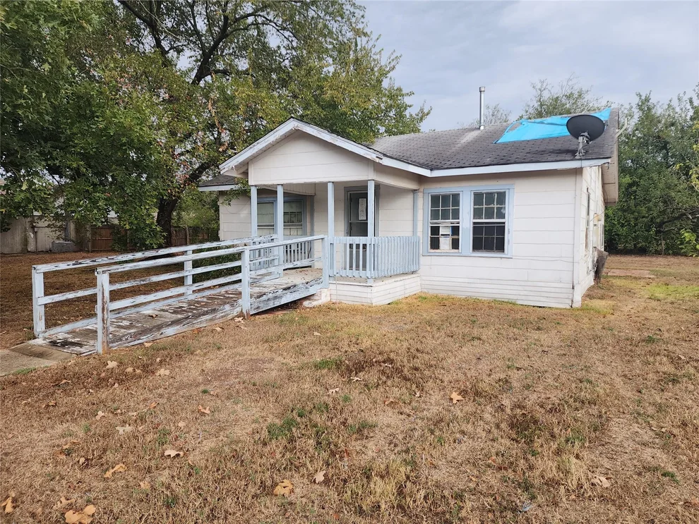 Unit for sale at 500 E Kezee, Calvert, TX 77837