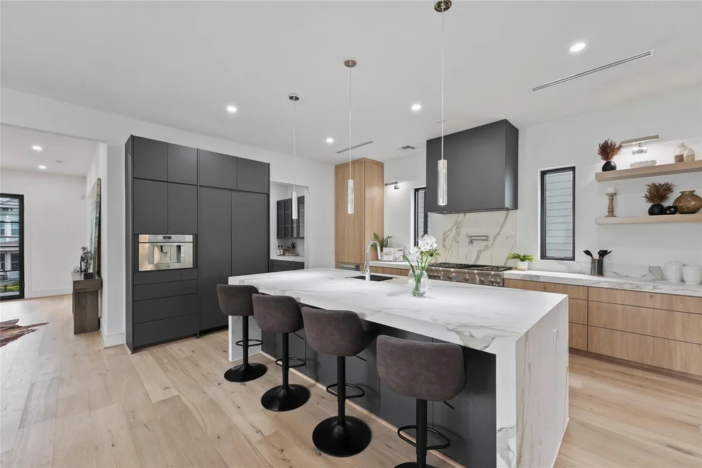 Unit for sale at 1906 W 14th, Houston, TX 77008