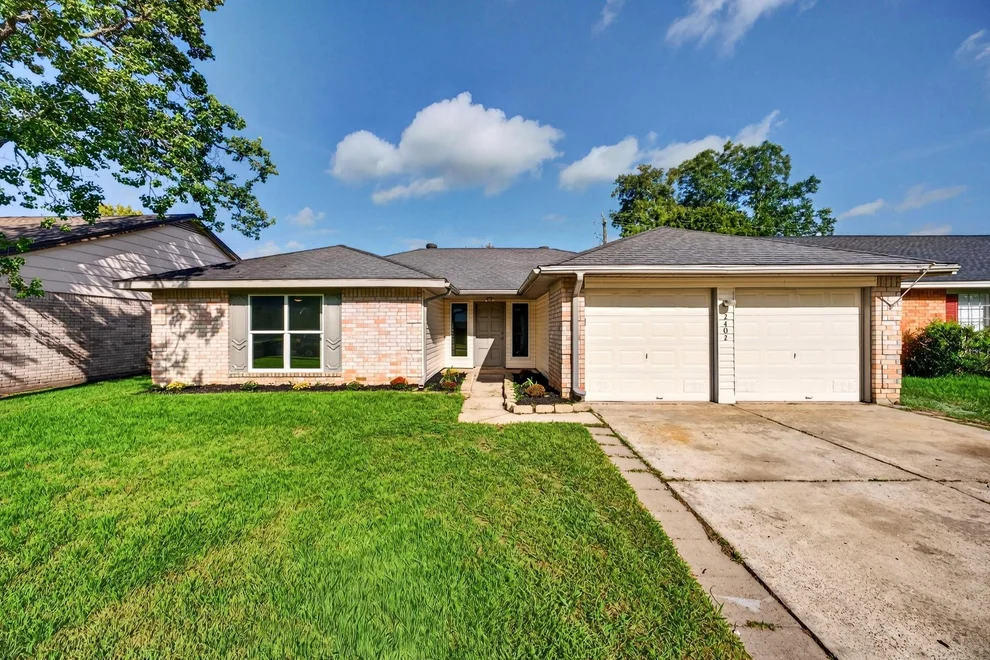 Unit for sale at 2402 Colonial Ridge Drive, Friendswood, TX 77546