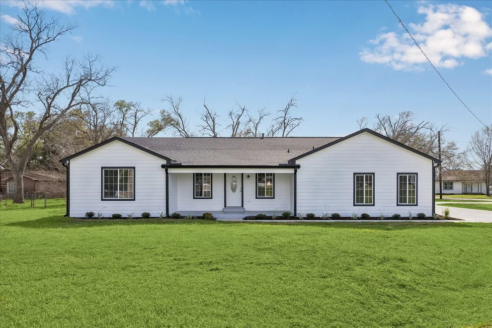 Unit for sale at 1337 S Circle Street, Sealy, TX 77474