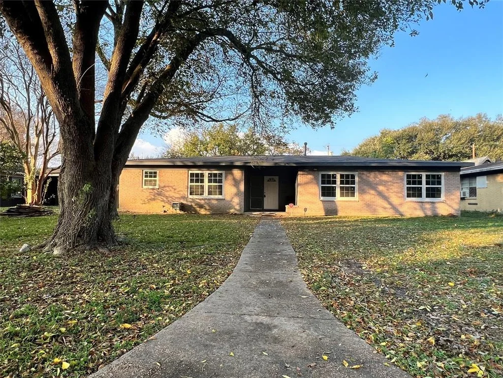 Unit for sale at 18 12th Avenue N, Texas City, TX 77590