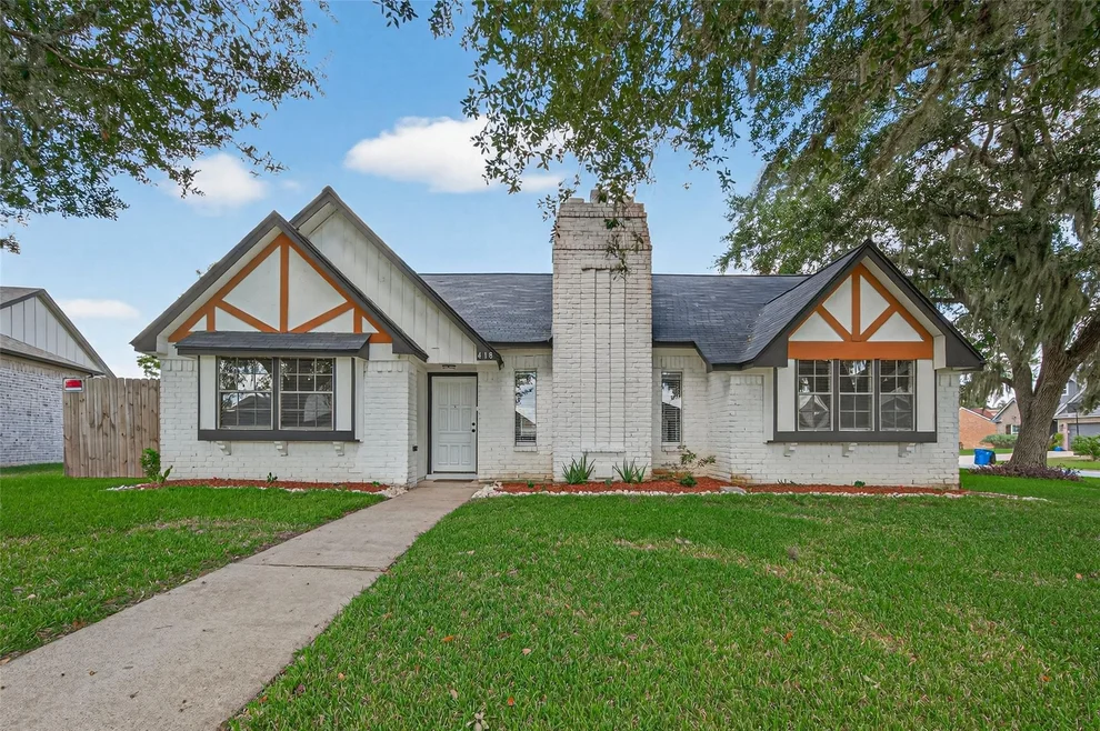 Unit for sale at 418 Twin Lakes Boulevard W, West Columbia, TX 77486