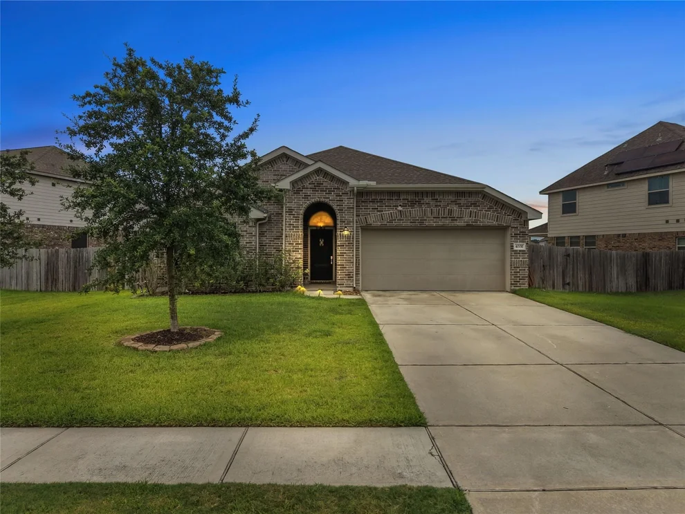 Unit for sale at 4331 Oakdale Mist Drive, Dickinson, TX 77539