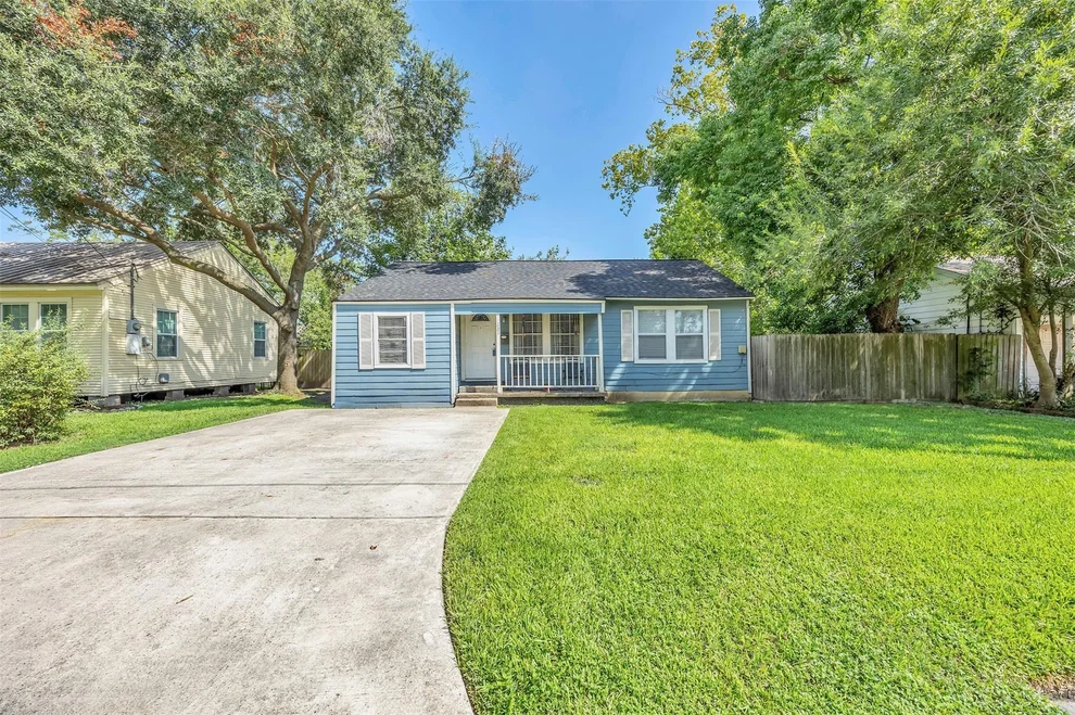 Unit for sale at 221 E 2nd Street, Deer Park, TX 77536