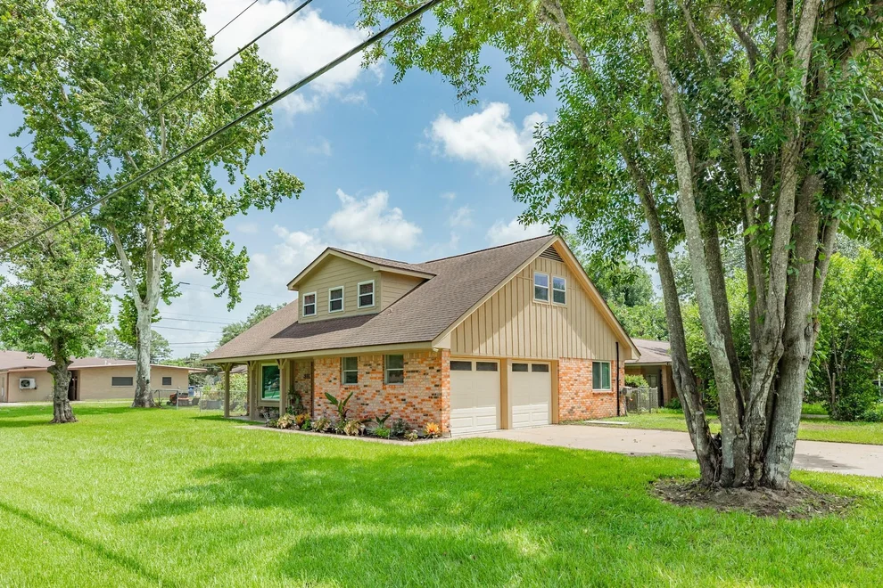 Unit for sale at 811 Loggins Drive, West Columbia, TX 77486