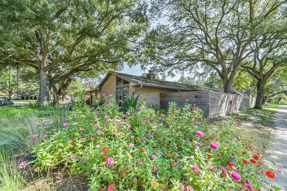 Unit for sale at 106 Dogwood Street, Sugar Land, TX 77478