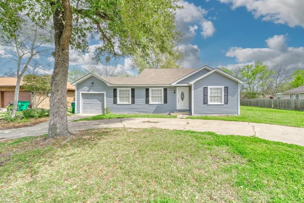 Unit for sale at 406 N Woodrow Street, Madisonville, TX 77864