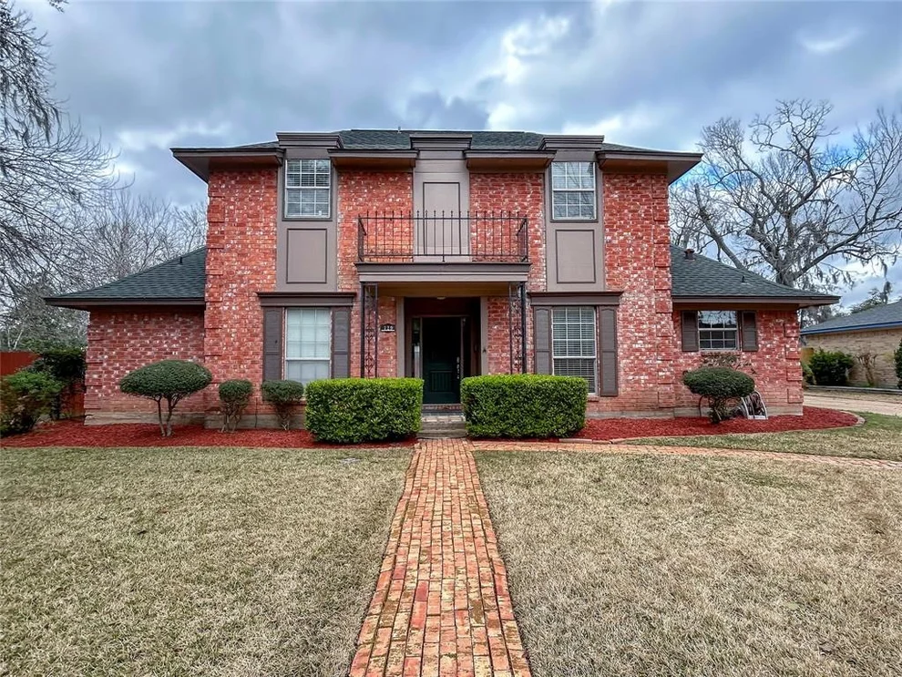 Unit for sale at 129 White Oak Drive, Lake Jackson, TX 77566