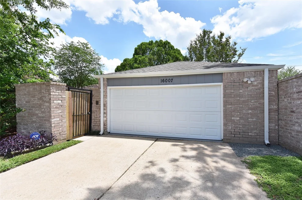 Unit for sale at 16007 Ridgegreen Drive, Houston, TX 77082
