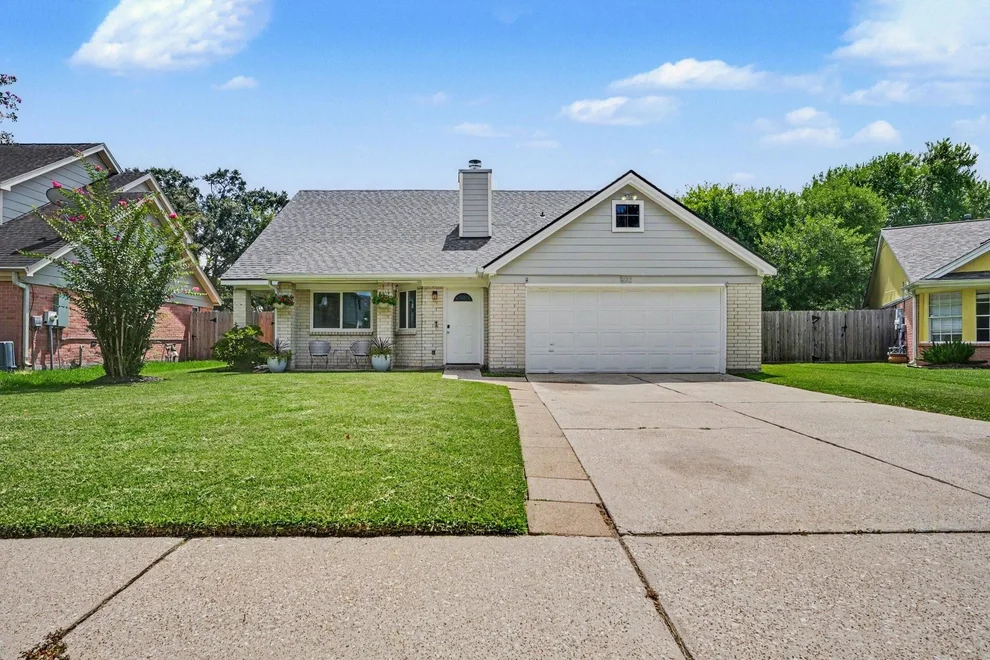 Unit for sale at 502 Magnolia Circle, League City, TX 77573