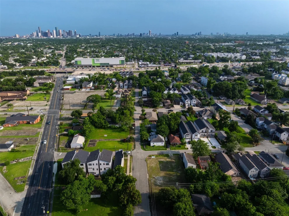 Unit for sale at 421 E 34th Street, Houston, TX 77018