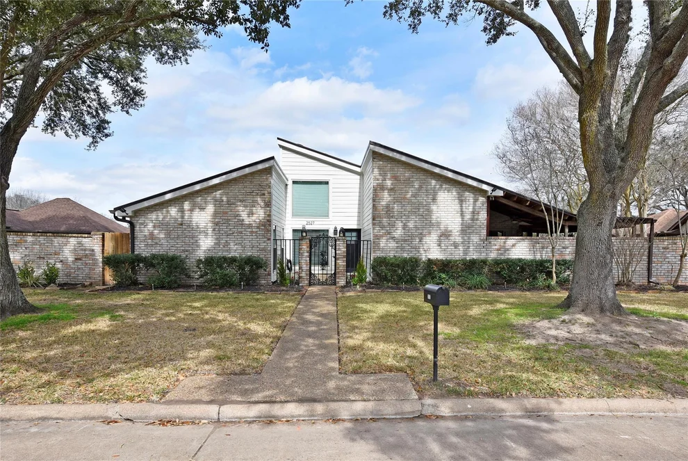 Unit for sale at 2527 Live Oak Drive, Rosenberg, TX 77471