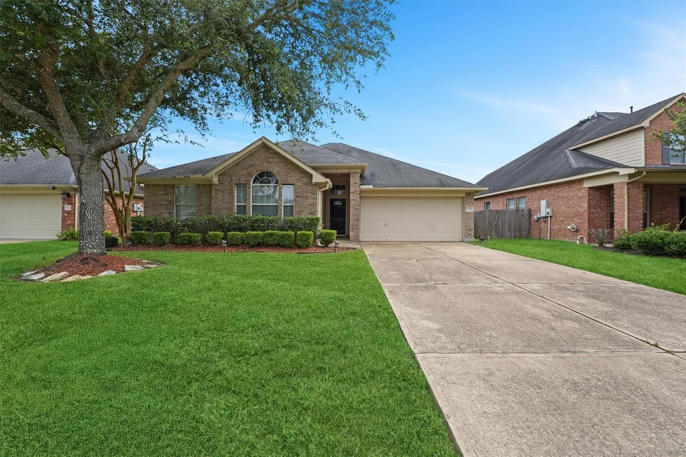 Unit for sale at 7701 Misty Lake Lane, Pearland, TX 77581