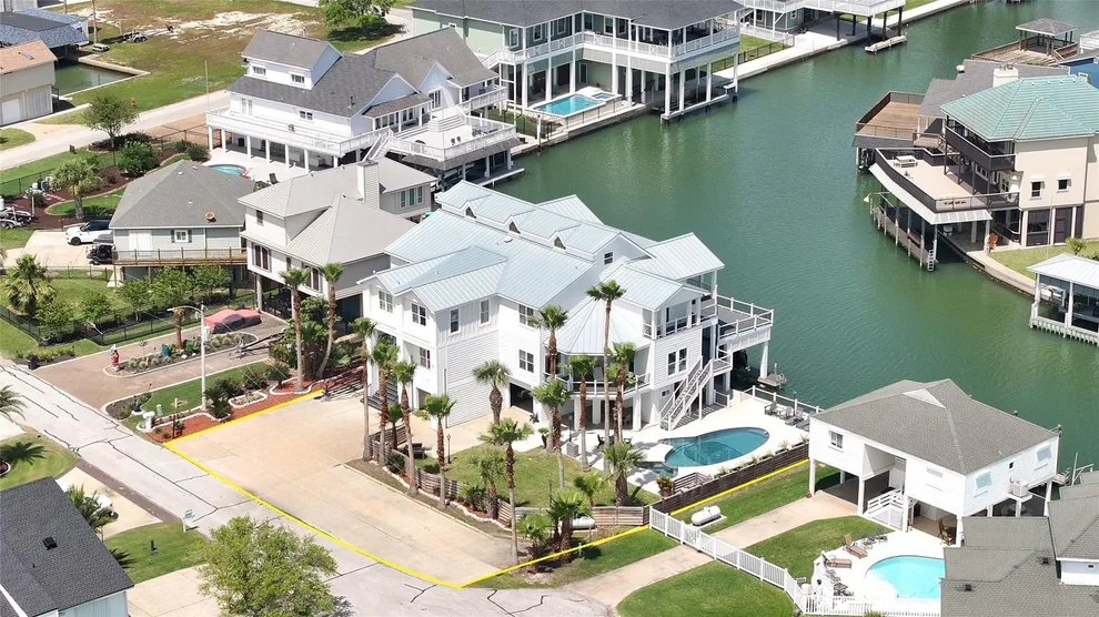 Unit for sale at 1614 Castaway Street, Tiki Island, TX 77554