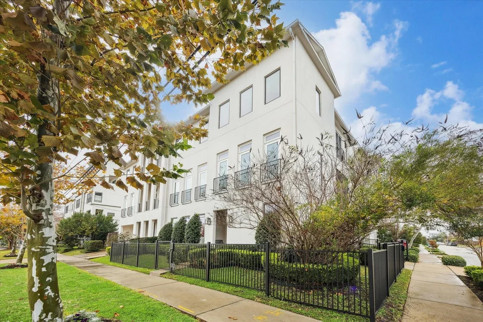 Unit for sale at 301 W Polk Street, Houston, TX 77019
