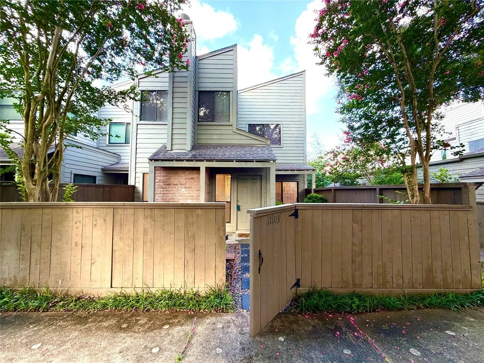 Unit for sale at 11703 Lakeside Place Drive, Houston, TX 77077